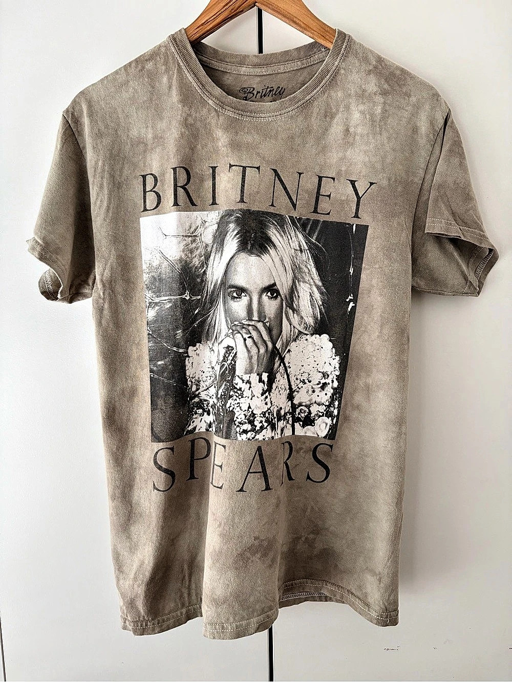 Britney Spears Graphic Tee Graphic Short Sleeve Tee in Brown Size Medium